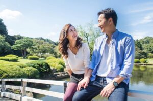 橋の上で腰掛ける熟年カップル