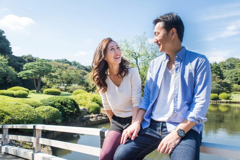 橋の上で腰掛ける熟年カップル